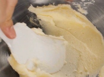 step2: 大碗中，放入已放軟的牛油。
加入糖和鹽。用刮刀混合均勻。