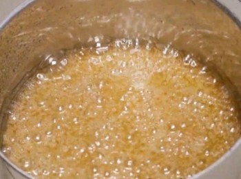 step2: 製作糖漿
把砂糖和水倒入鍋中
用中火加熱
等待開始沸騰→ 顏色轉為金黃色後
可以關火

注意⚠️過程中千萬不要攪拌
靜靜等待就可以了