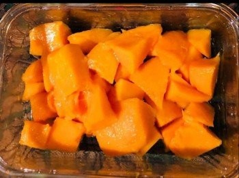 step2: 芒果去皮切粒。