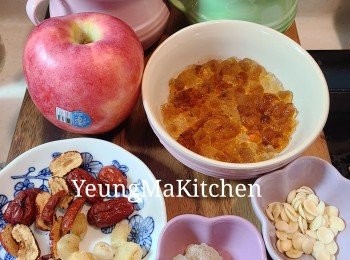 step1: 預備材料: 桃膠浸泡至軟(約4-6小時)再去污物雜質備用。南北杏浸泡約15分鐘後用。桂圓和紅棗洗淨備用。蘋果去皮去芯切件。
