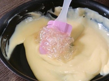 step3: 用冷水浸泡魚膠片至軟化，然後把魚膠片加入已加熱的粉漿中拌勻。