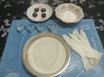 step1: 準備:
- 用沾上小許油的廚紙在心型模內圈稍為抹一下備用 
- 將適量紅豆蓉分成7份， 按壓成扁圓粒備用