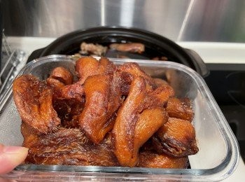 step12: 先撈起薑，甜醋加入黑糯米醋煮滾