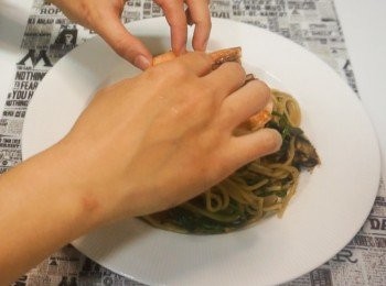 step11: 意粉上碟放下大蝦即成