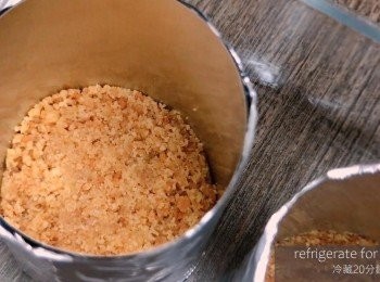 step1: 把消化餅壓成碎狀，把牛油用熱水坐溶，然後把牛油溶液倒入消化餅中並拌勻，再把它倒入模內鋪平和壓實，然後放入雪櫃冷藏20分鐘。