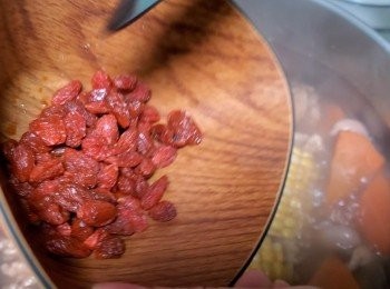 step3: 臨煲好前15分鐘加入杞子，焗15分鐘便完成！