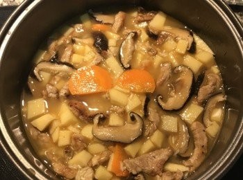 step8: 將料全部倒入白米中拌勻，再用飯匙將料和米壓平；按煮飯行程烹煮，跳起來後先燜個5分鐘，再拌鬆後試吃，用鹽調整鹹度，撒上蔥花拌勻即可。