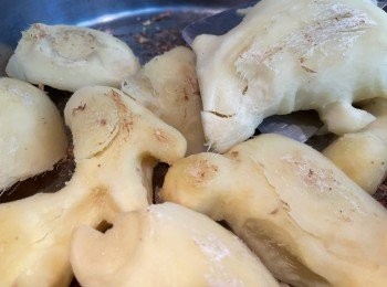 step4: 用白鑊煎薑，薑灑上少許鹽、煎去薑表面水份，同時亦可去薑辛辣味