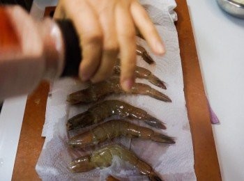 step6: 蝦在煎之前先灑上鹽和胡椒粉