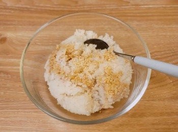 step3: 白飯加入金醬油(2茶匙)及芝麻拌勻