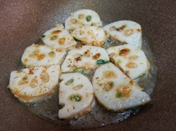 step5: 不粘鍋燒熱，倒入油，將蓮藕夾擺入中小火煎一分鐘，反另外一面煎1分鐘，；倒入半碗滾水，水份剛好蓋過蓮藕夾一半以上
，加鍋蓋中火煮2分鐘