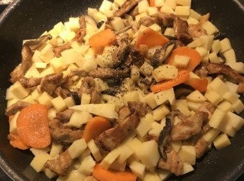 step6: 放入<span class="group_3">炊飯調味料</span>拌炒均勻；