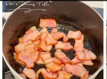 step4: 同一個鍋加入鮮奶，中火煮沸後轉小火，煮5分鐘，令煙肉出味