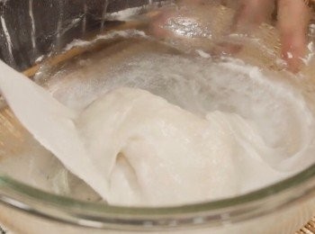 step3: 然後製作麻糬。
在大碗中加入白玉粉（糯米粉）+糖+水
→攪拌均勻大約1分鐘左右。

→包上保鮮紙，放入微波爐加熱2分鐘。

→攪拌一下後，再次蓋上保鮮紙。
放入微波爐加熱1分鐘。

→然後再攪拌成（↑照片）
麻糬成糰狀黏黏的感覺就可以了。