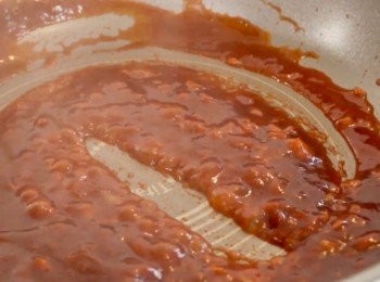 step4: 準備<span class="group_2">醬料</span>。

把大蒜+番茄醬+楓糖漿+
醬油+黃糖+韓國辣椒醬
在平底鍋上混合均勻