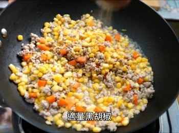 step7: 加入醬油一小匙，適量黑胡椒、少許鹽巴拌勻，試口味