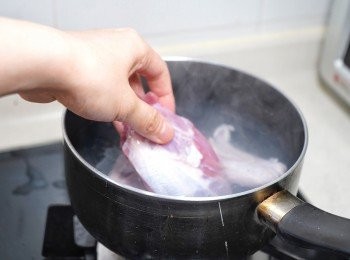 step2: 先煲滾一鍋水，水滾後放入豬𦟌灼約30秒後撈起備用。
📝豬骨牛骨血水多、異味重，宜用<冷水>汆水，慢慢升溫，水滾時就能逼出油脂、血水。豬骨較適合煲老火湯，能讓豬骨內的骨髓香味滲出。