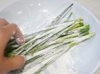 step2: 蔥及韮菜清淨切半瀝乾，加入2湯匙的粉類拌勻以保持乾爽。 
 📝蔥及韮菜切對半就好了，長長的煎起來比較好看。