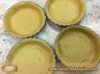 step3: 焦糖核桃派 組合
取出麵團，以擀麵杖擀成大於烤盤的麵餅舖入派盤中，然後用擀麵杖輕輕滾過，移除多餘的派皮。
用叉子在派皮底部叉孔通氣。