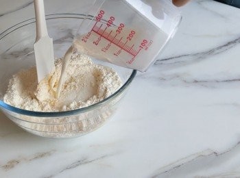 step5: 從雪櫃取出麵粉混合物,加入蛋液和牛奶