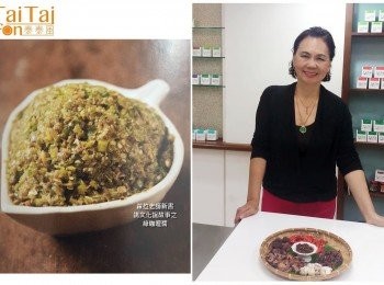 step3: 將作法2.炒好的蒜頭和其餘濕性香料及鹽一起放入石臼，搗碎成泥狀，加入作法1.的乾性香料和蝦膏一起搗勻成膏狀，即為綠咖哩醬。