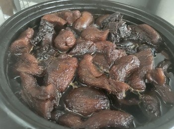 step16: 薑回鑊同煮5分鐘，蓋蓋浸8小時至一天，視乎自己喜歡蛋的軟硬，蛋越浸越似鐵蛋