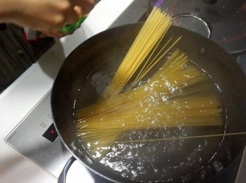 step5: 一大鍋水煮沸，加點鹽，下意粉煮8分鐘，瀝乾備用