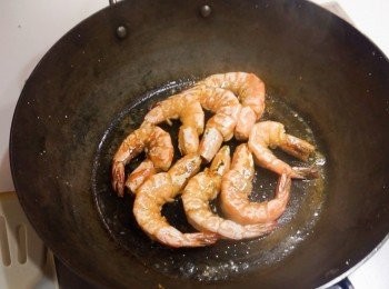 step7: 另準備煎鍋，下點油，之後下大蝦
兩邊煎至金黃，之後下一大匙白酒，加蓋焗一焗後夾起