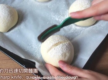 step7: 之後在發酵好的麵團表面灑上麵粉 並用鋒利的刀在表面𠝹一劃（掌握好力度不要太深也不要太淺）
並在𠝹口位上擠上香蒜牛油