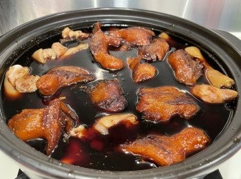 step13: 加入豬手豬腳，薑回鑊，同煮1小時蓋蓋浸一天，之後煮雞蛋