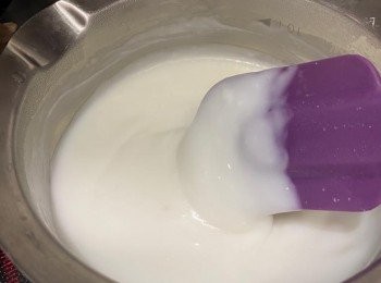 step6: 另小鍋子加入椰漿以慢火煮至微滾，加入鹽、砂糖及熱水拌勻。待再次滾起後，分2-3次加入粟粉水，徐徐攪拌，以慢火煮滾，熄火。