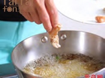 step3: 熱油鍋，取出醃好的去骨雞腿肉，裹上地瓜粉，放入油鍋以中火炸至熟成、表面香酥，撈起瀝油，備用。
