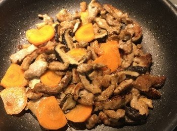 step4: 放入紅蘿蔔片略炒；