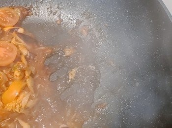 step7: 再在鑊邊加生抽，並將生抽放在鑊旁，等一下讓它焦香，再混和材料兜炒，頓時令菜式變得有鑊氣，大大提昇了香氣和味道。