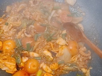 step8: 最後將小蕃茄和蔥一起加入炒勻即可上碟。