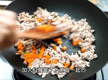 step4: 絞肉炒散後，加入紅蘿蔔丁及蔥白一起炒