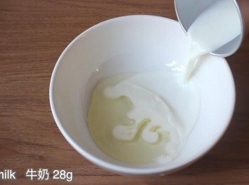 step3: 油和牛奶拌勻至完全混合後篩入低筋麵粉
然後之字型拌勻至冇乾粉濃稠的狀態
再加入三粒蛋黃拌至順滑