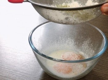 step2: 把蛋黃放入碗中，然後加入雲尼拿油、鹽和牛奶，再篩入麵粉和搽茶粉，然後拌勻。