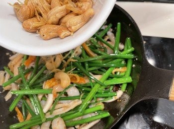 step13: 熄火後加入腰果和銀魚仔同炒，即完成。