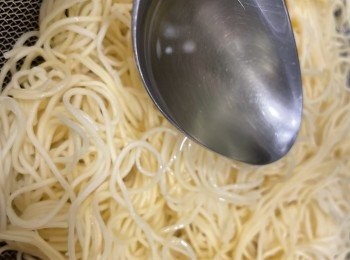 step3: 全蛋麵用滾水煮2分鐘，盛起隔水後加入1湯匙油拌勻。