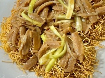 step7: 最後氣炸鍋取出兩面黃，兩面黃放在碟上，可先分成幾份，新肉絲淋上面，即完成。