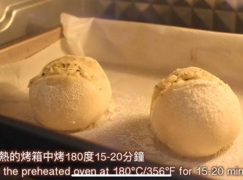 step8: 放入已預熱的焗爐裏面焗180到15至20分鐘 焗至金黃上色