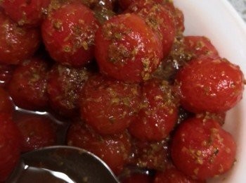 step2: 退去茄皮，泡入已調好的桂花梅蜜汁內醃,混入去核剁碎的話梅肉醃漬半小時以上（喜歡酒味可滴少少提香）