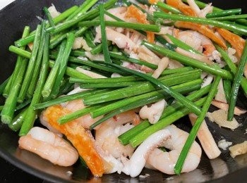 step10: 將蝦仁、魷魚鬚、蝦乾、乾魷魚絲和菜甫回鑊，加糖同炒