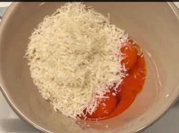 step3: 大鍋薄薄掃上一層油，加入煙肉片，中火煎香