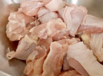 step1: 把雞腿肉切成喜歡的大小。