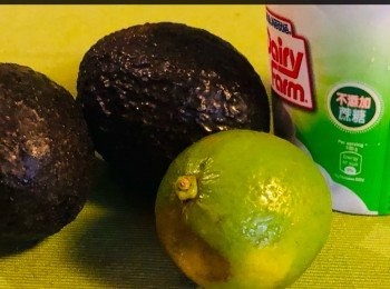 step1: 鮮乳酪 Yogurt  1盒（150克），牛油果2個 及青檸1個榨成汁備用。