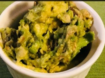 step2: 將牛油果、青檸汁，放進攪拌器中至軟滑後取出。 加入乳酪攪勻後一同放入杯內，備用。