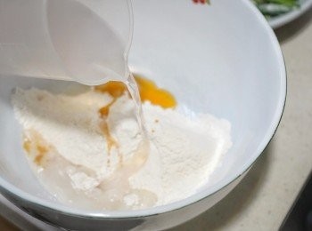 step3: 將冷藏過的海鮮水、鹽及麻油加入粉類中，混合至無粉粒。