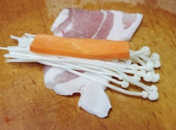 step2: 紅蘿蔔切條，腩肉片包好金菇紅蘿蔔
